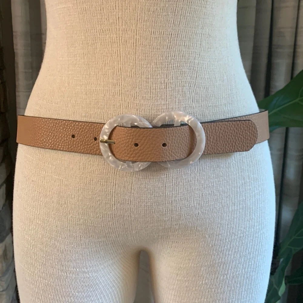 STEVE Madden tan medium faux leather pebbled belt with pearl looking buckle